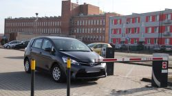 Turek. Szlabany na parkingu przy szpitalu