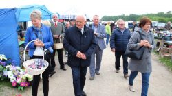 Leszek Miller. Spotkanie z wyborcami na targowisku