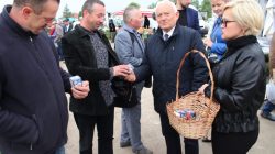 Leszek Miller. Spotkanie z wyborcami na targowisku