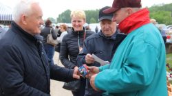 Leszek Miller. Spotkanie z wyborcami na targowisku