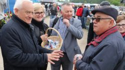 Leszek Miller. Spotkanie z wyborcami na targowisku