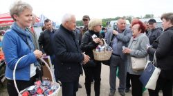 Leszek Miller. Spotkanie z wyborcami na targowisku