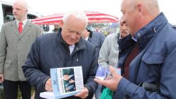 Leszek Miller. Spotkanie z wyborcami na targowisku