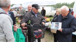 Leszek Miller. Spotkanie z wyborcami na targowisku