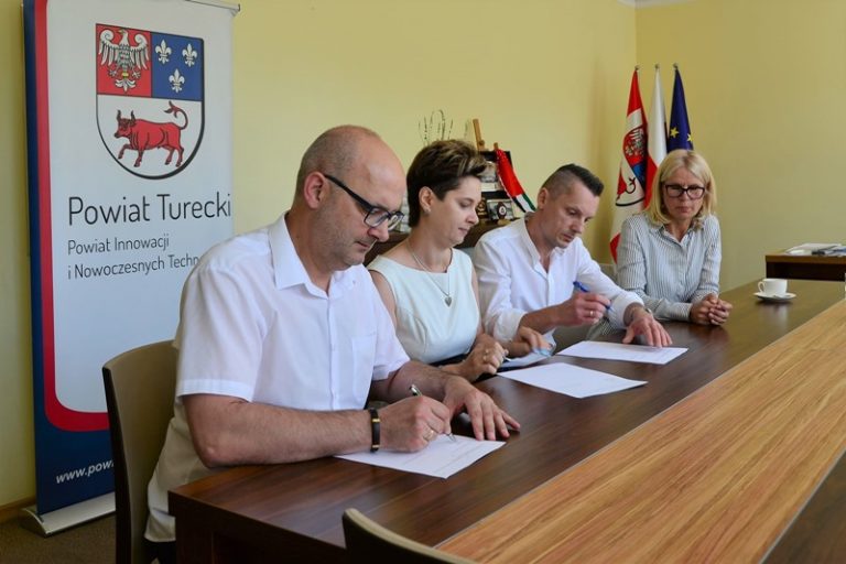 Podpisanie umowy na prowadzenie Rodzinnego Domu Dziecka