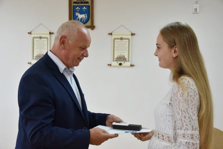 Absolwenci ogólniaka ze stypendiami Wójta Gminy Przykona