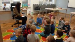 Turek. Przedszkolaki z sówką Zuzią poznawały kolory