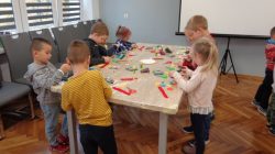 Turek. Przedszkolaki z sówką Zuzią poznawały kolory