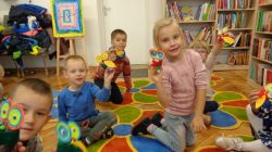 Turek. Przedszkolaki z sówką Zuzią poznawały kolory