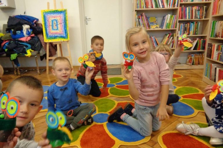 Turek. Przedszkolaki z sówką Zuzią poznawały kolory