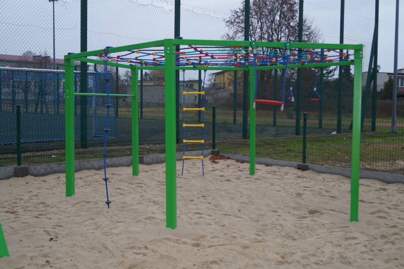 Władysławów. Plac zabaw i siłownia zewnętrzna oddane do użytku