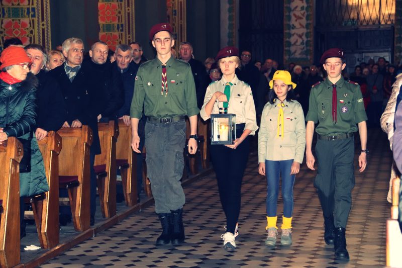 Turek. Harcerze przekazali Betlejemskie Światło Pokoju
