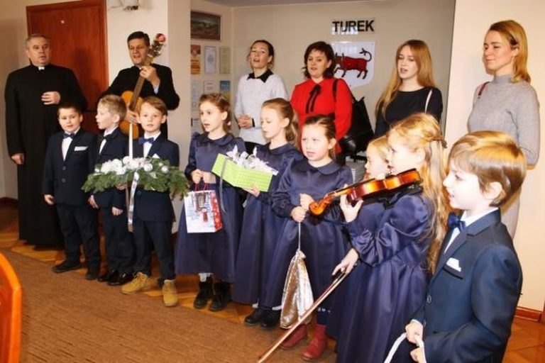 Z kolędami i światełkiem do Urzędu Miejskiego w Turku
