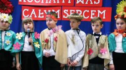 Obdarowani piosenką, laurką i uściskami. Dzień Babci i Dzień Dziadka w Cisewie