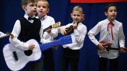 Obdarowani piosenką, laurką i uściskami. Dzień Babci i Dzień Dziadka w Cisewie