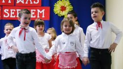 Obdarowani piosenką, laurką i uściskami. Dzień Babci i Dzień Dziadka w Cisewie