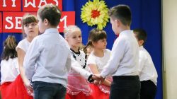 Obdarowani piosenką, laurką i uściskami. Dzień Babci i Dzień Dziadka w Cisewie