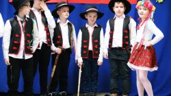 Obdarowani piosenką, laurką i uściskami. Dzień Babci i Dzień Dziadka w Cisewie