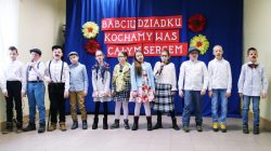 Obdarowani piosenką, laurką i uściskami. Dzień Babci i Dzień Dziadka w Cisewie