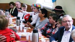 Obdarowani piosenką, laurką i uściskami. Dzień Babci i Dzień Dziadka w Cisewie