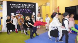Władysławów. "Motylki" z Wyszyny gościły swe babcie oraz dziadków