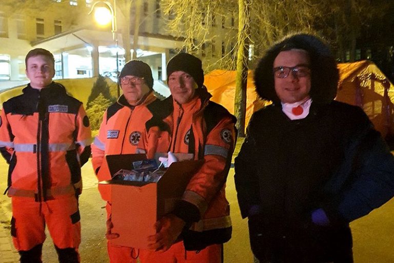 Ratownicy przed szpitalem w Turku / zrzutka