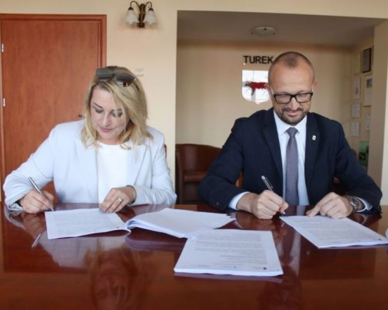 Podpisanie umowy na rewitalizację parku. Burmistrz Turku Romuald Antosik