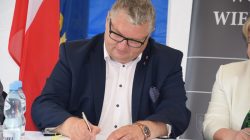 Podpisanie umów | konkurs Pięknieje wielkopolska wieś - wicemarszałek Krzysztof Grabowski