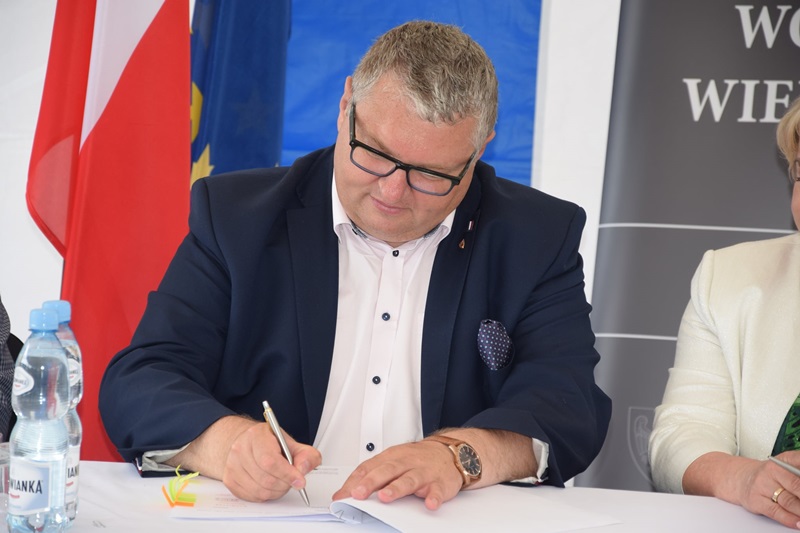 Podpisanie umów | konkurs Pięknieje wielkopolska wieś - wicemarszałek Krzysztof Grabowski
