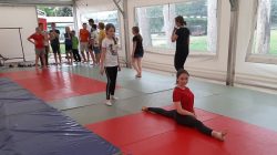 trening judo w namiocie, szpagat zawodniczki