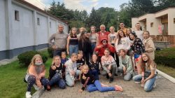 Grupowe zdjęcie zadowoleni młodzi judocy UKS Judo Tuliszków