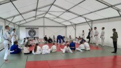 Trening w namiocie Grupowe zdjęcie zadowoleni młodzi judocy UKS Judo Tuliszków