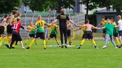 Liga Wojewódzka 2020: radość zawodników Tura Turek (trampkarze starsi)