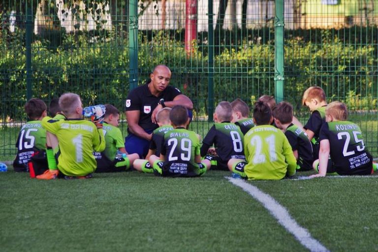 Trenuj z Turem. Trener Bartosz Grabowski ze swoimi podopiecznymi