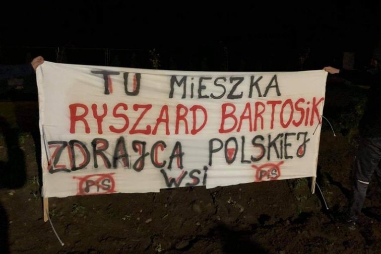 Baner: Tu mieszka Ryszard Bartosik, zdrajca polskiej wsi
