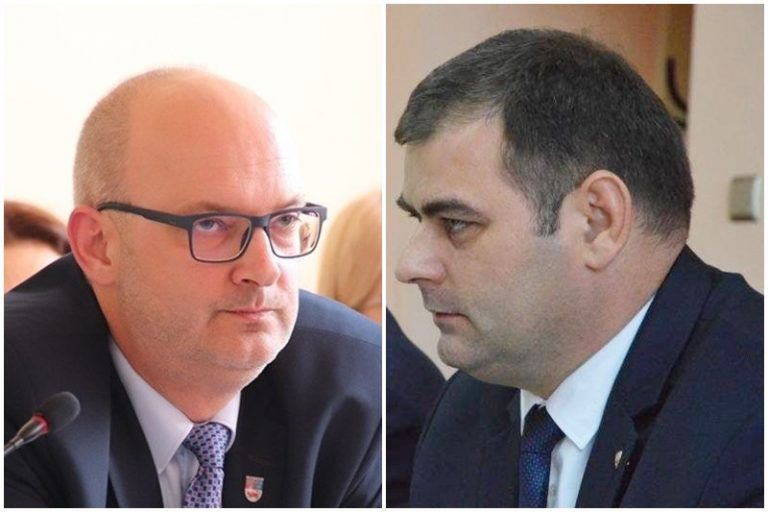 od lewej: starosta Kałużny, radny Seńko (2020)