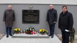 Święto Niepodległości w Przykonie: od lewej Roman Marciniak (z-ca wójta); w środku wójt Mirosław Broniszewski