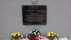 Tablica pamiątkowa z okazji 100-lecia odzyskania przez Polskę niepodległości