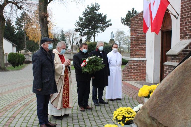 Delegacja gminy Przykona z proboszczem złożyła wiązankę kwiatów