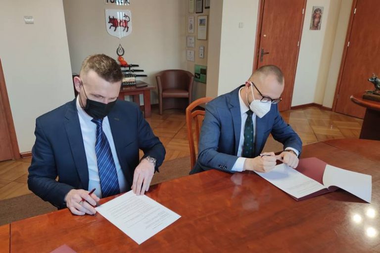 Mleczarnia Turek podpisała porozumienie o współpracy z miastem Turek. Od lewej: dyrektor Leszek Piślewski i burmistrz Romuald Antosik