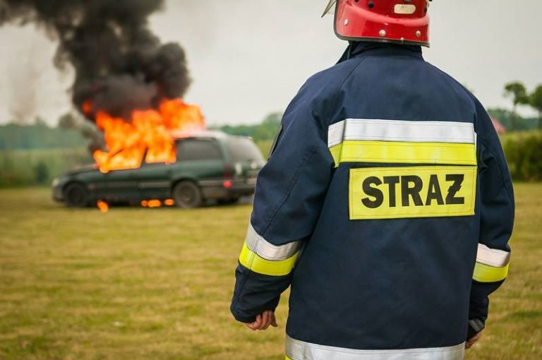 strażak, pożar samochpdu