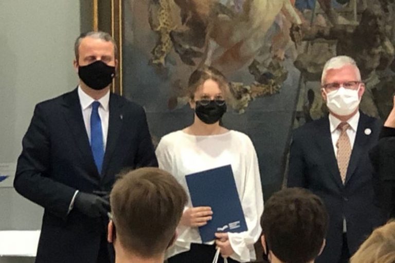 Martyna Milczarek (z Dobrej) w gronie najlepszych uczniów w Wielkopolsce | od lewej: wojewoda Michał Zieliński, Martyna Milczarek, Robert Gaweł
