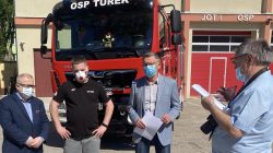 Od lewej: przewodniczący D. Młynarczyk, naczelnik D. Rogodziński, poseł T. Nowak