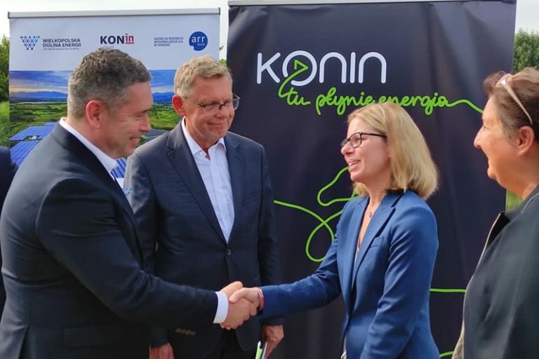 Od lewej: członek zarządu województwa Jacek Bogusławski, poseł Tomasz Nowak, wiceprezydent BŚ Anna Bjerden