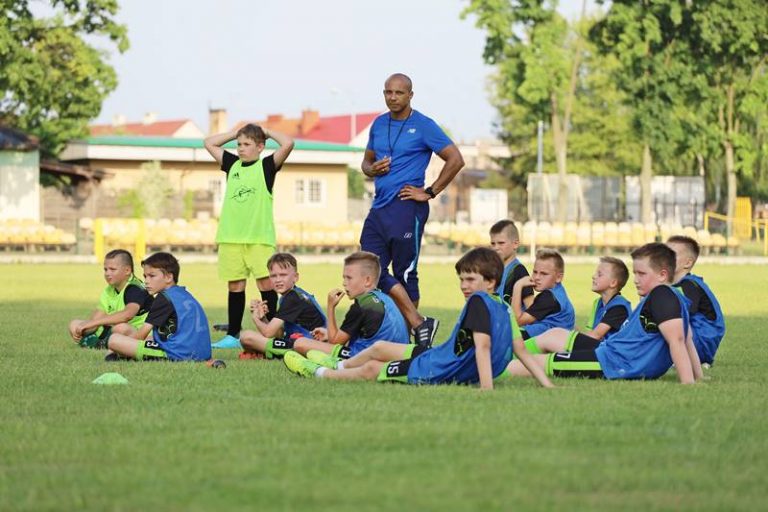 Orliki Tura Turek (2021). Stoi trener Bartosz Grabowski