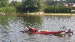 Ratownicy wodni ćwiczą na zbiorniku w Przykonie