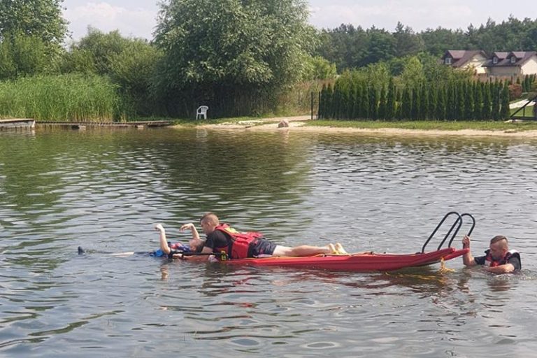 Ratownicy wodni ćwiczą na zbiorniku w Przykonie
