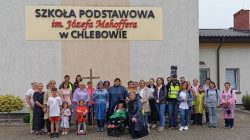 V piesza pielgrzymka z Kaczek Śr. do sanktuarium Przemienienia Pańskiego w Galewie | przystanek przy SP w Chlebowie