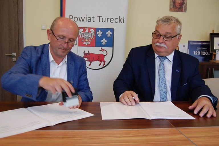 Jarosław Miszczak oraz Krzysztof Sobczak podpisują umowę na przebudowę oddziału ginekologicznego w szpitalu w Turku