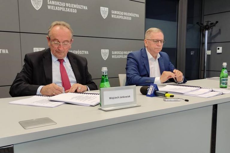 Podpisanie umowy na opracowanie wstępnej dokumentacji nabudowe kolei z Konina do Turku. od lewej: wicemarszałek Wojciech Jankowiak